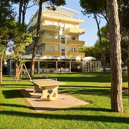 Aparthotel La Pineta Lido di Jesolo Exterior foto