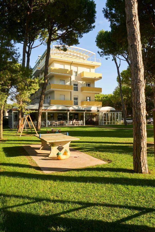 Aparthotel La Pineta Lido di Jesolo Exterior foto